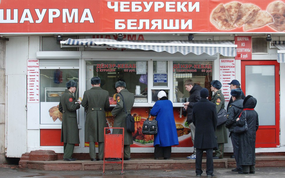 Купила бомжу шаурму и. Шаурма ларек. Шаверма на вокзале. Шаурма вывеска. Чебуречная на вокзале.